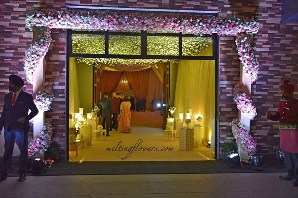 Lively And Sparkling Decorations For Entrances