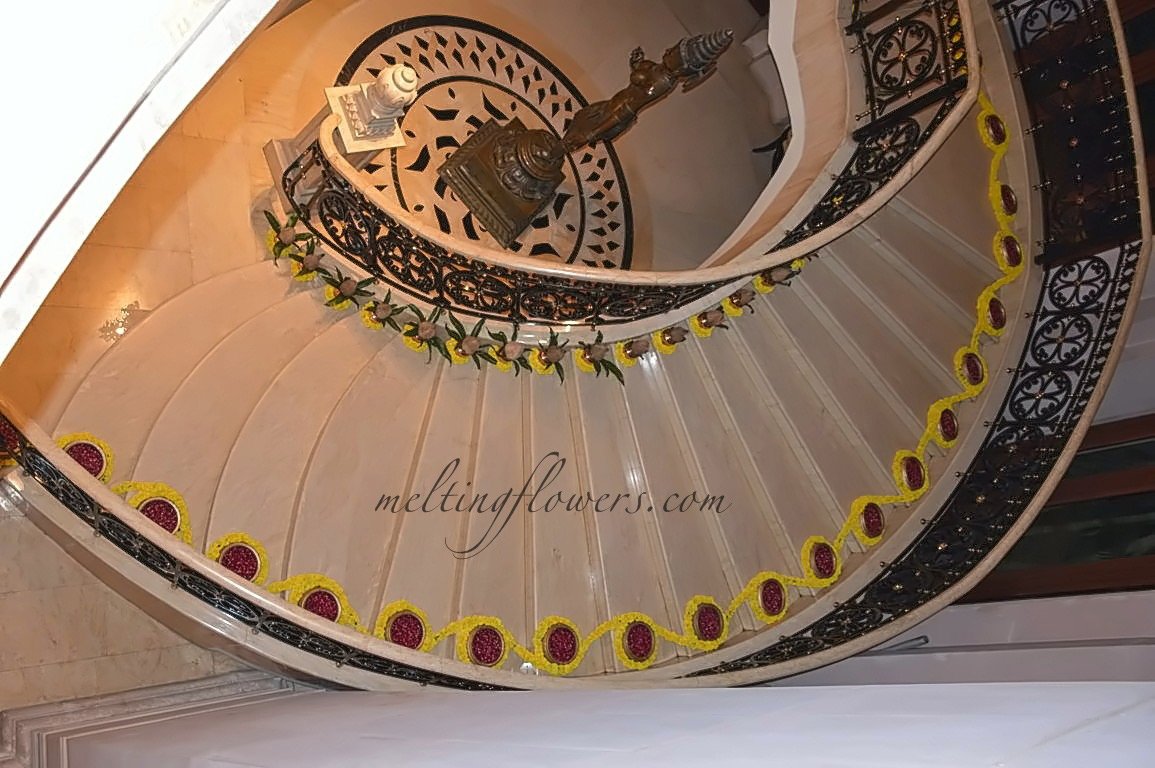 leela-palace-stairs-decor-20b